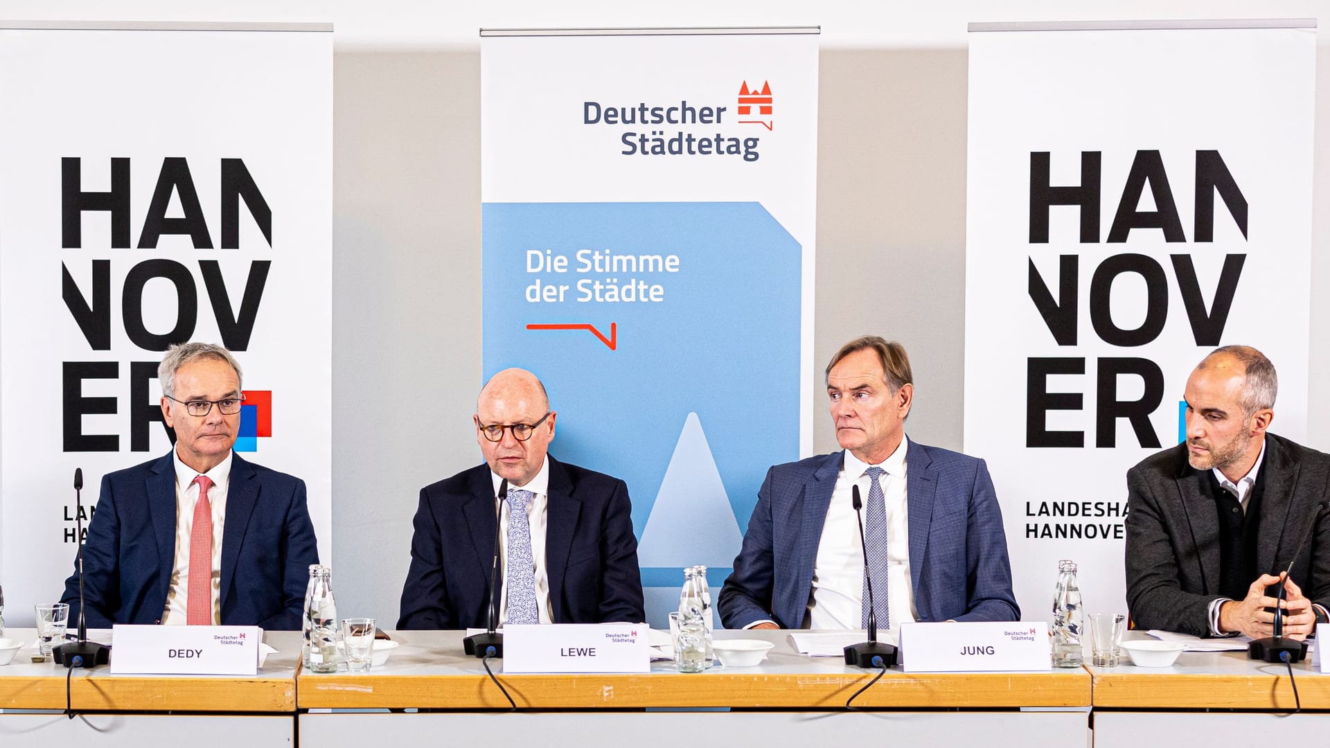 Helmut Dedy, Hauptgeschäftsführer des Deutschen Städtetages, Markus Lewe, Präsident des Deutschen Städtetages, Burkhard Jung, Vizepräsident des Deutschen Städtetages, und Belit Onay, Oberbürgermeister der Landeshauptstadt Hannover.