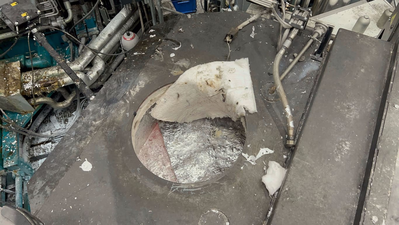 In diesen Aluminium-Warmhalteofen stürzte ein Mitarbeiter.