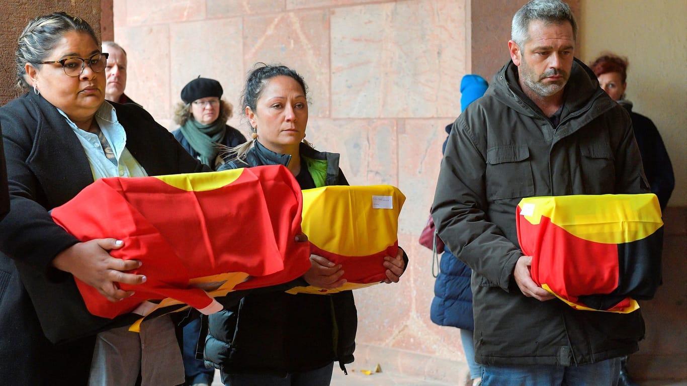 Emotionale Zeremonie: Vertreter indigener Völker nehmen Särge mit den Gebeinen ihrer Ahnen in Leipzig entgegen.