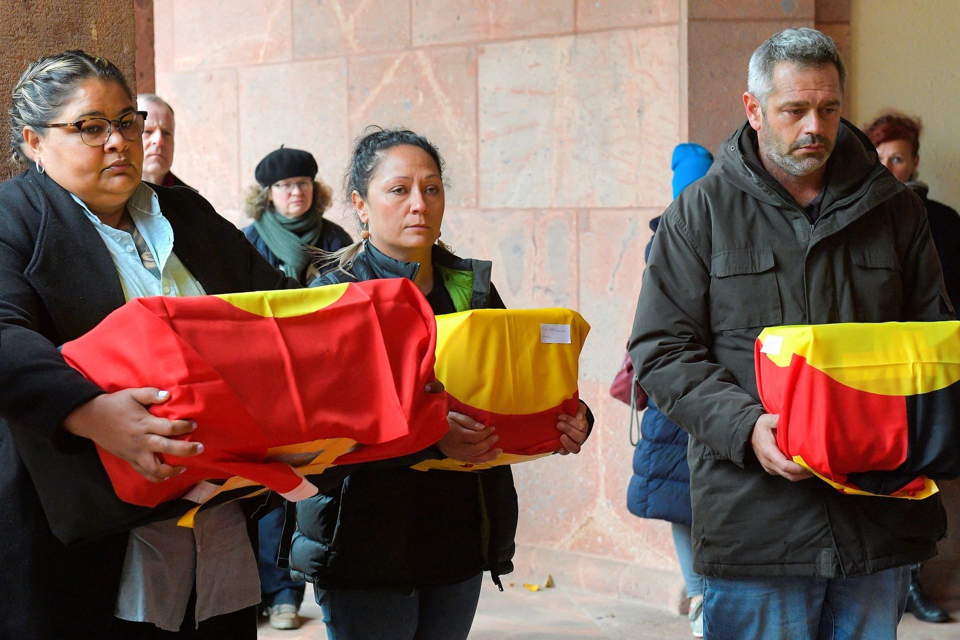 Emotionale Zeremonie: Vertreter indigener Völker nehmen Särge mit den Gebeinen ihrer Ahnen in Leipzig entgegen.