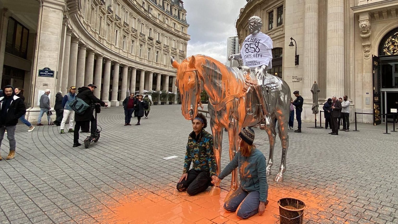 Protestaktion vor dem Pinault-Museum: Die Farbe ließ sich wohl problemlos wieder entfernen.