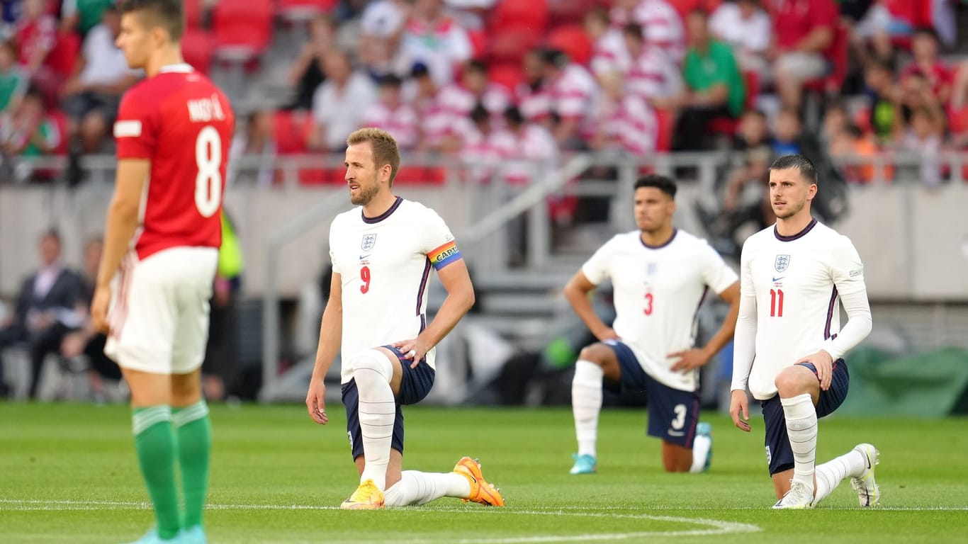 Englands Nationalspieler knien vor einem Spiel
