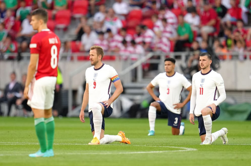 Englands Nationalspieler knien vor einem Spiel