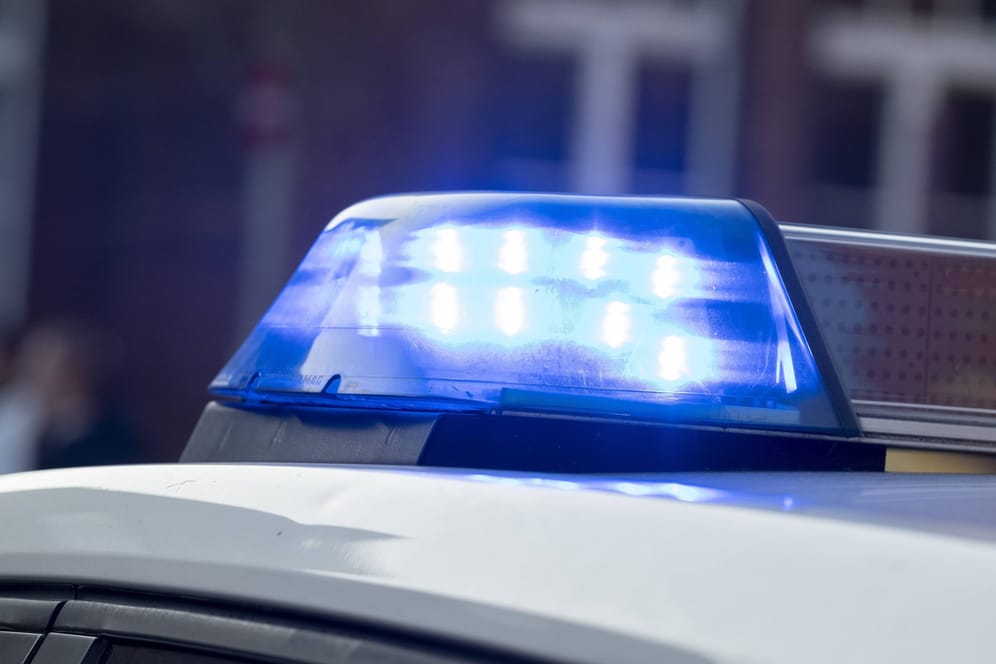 Blaulicht auf einem Streifenwagen der Polizei (Symbolbild): Ein betrunkener Mann hat sich schwer verletzt.