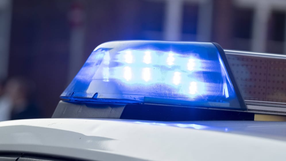 Blaulicht auf einem Streifenwagen der Polizei (Symbolbild): Ein betrunkener Mann hat sich schwer verletzt.