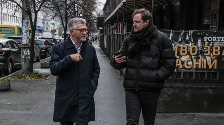 Ex-Botschafter Andrij Melnyk und Reporter Daniel Mützel in Kiew.
