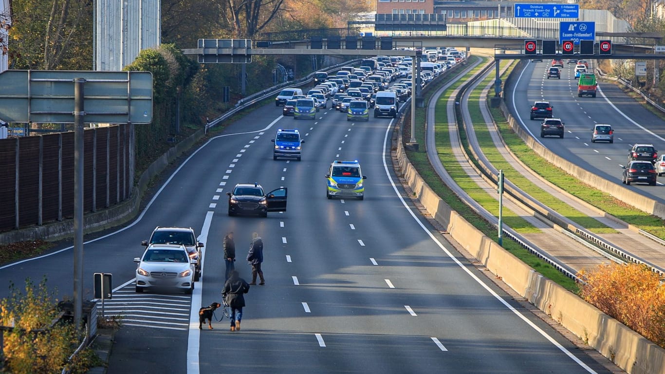 Ein sogenannter Mantrailer-Hund auf der A40 bei Essen: Für die Fährtensuche am Sonntag sperrte die Polizei mehrfach die Autobahn.