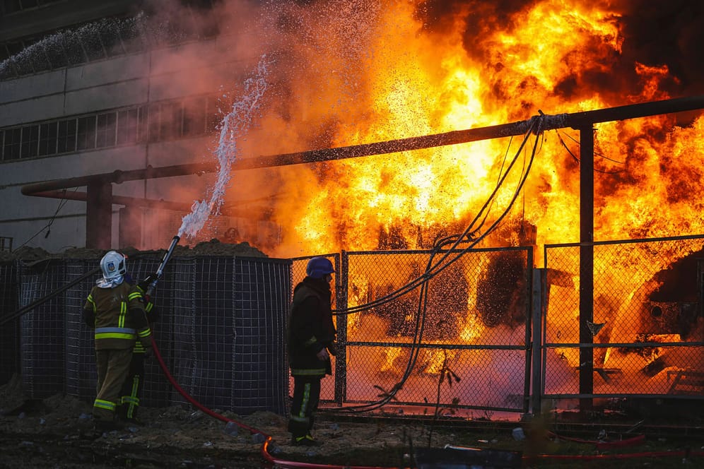 Brand nach Angriff auf Energie-Infrastruktur in Kiew: Durch russischen Beschuss ist die Stromversorgung stark eingeschränkt.
