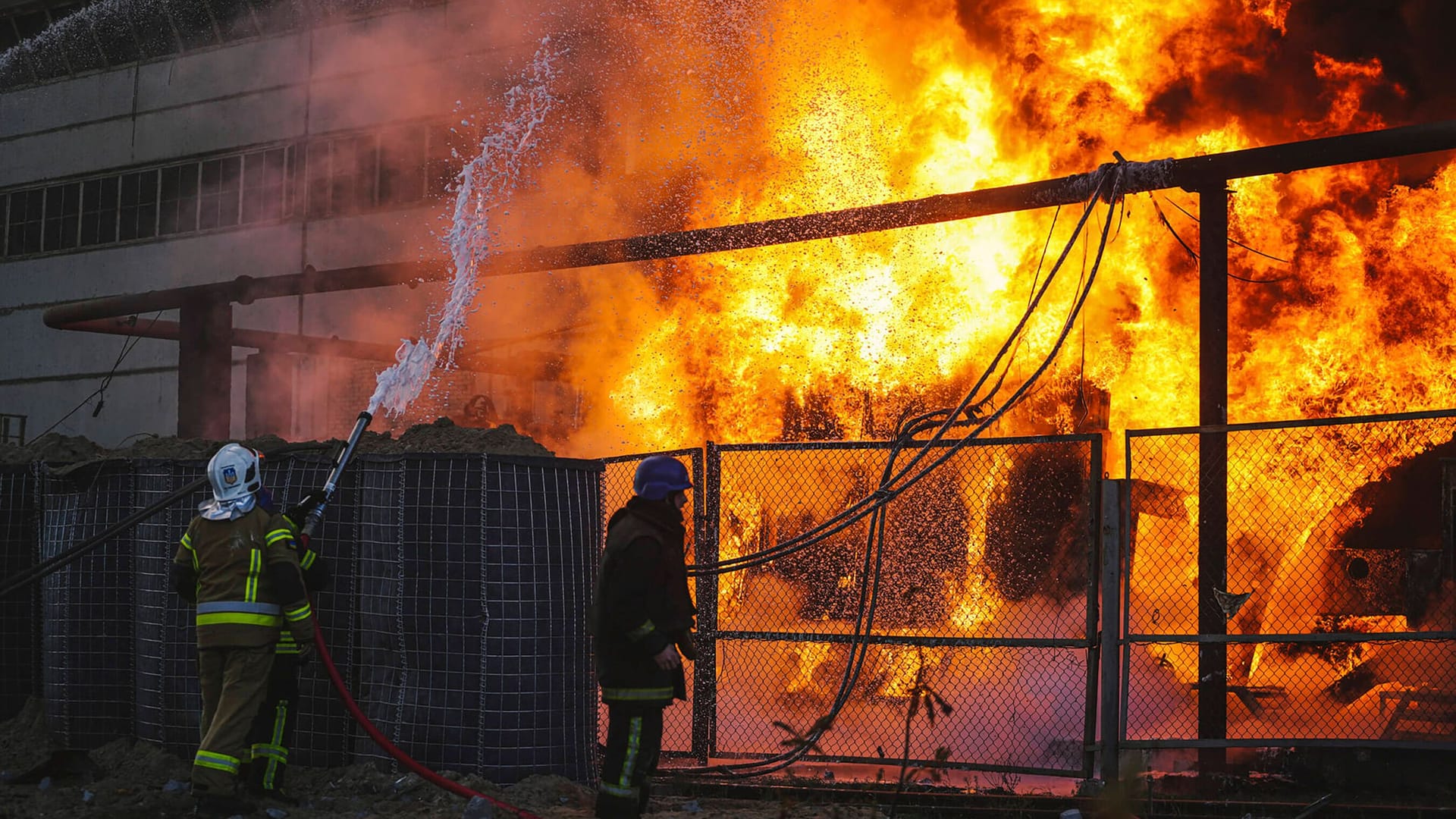 Brand nach Angriff auf Energie-Infrastruktur in Kiew: Durch russischen Beschuss ist die Stromversorgung stark eingeschränkt.