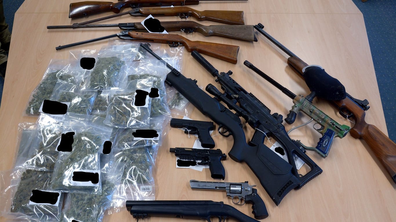 Die Polizei beschlagnahmte mehrere Waffen und Drogen.