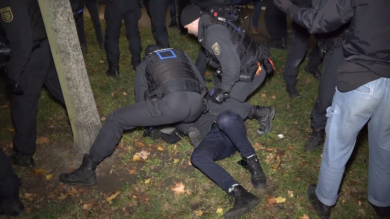 Polizisten ringen einen Protestierenden zu Boden: Am Rande der Demos kam es immer wieder zu Zusammenstößen.