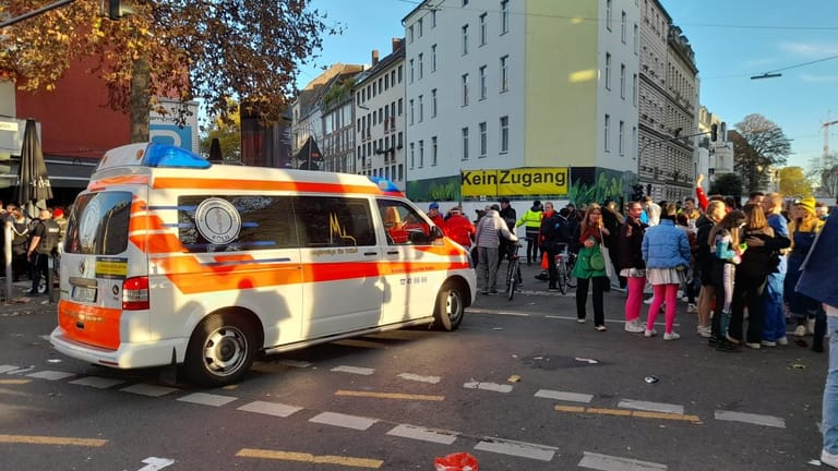 Kein leichter Einsatz: Auf der Lindenstraße muss sich ein Rettungswagen den Weg durch die Menge bahnen. (Quelle: Marius Fuhrmann)