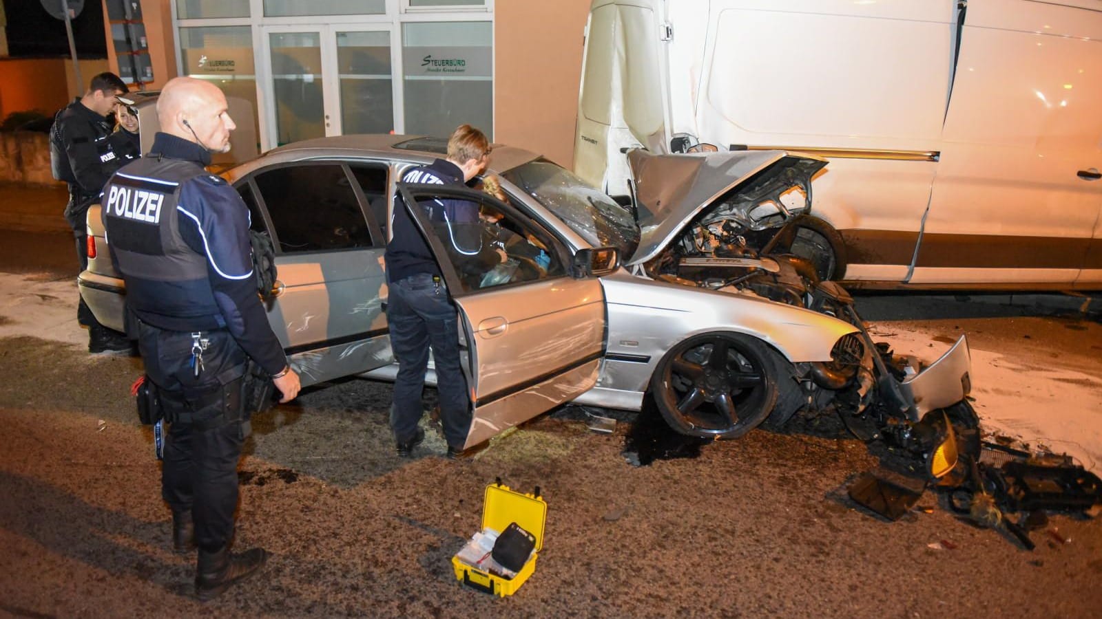 BMW rast durch Weißenfels: