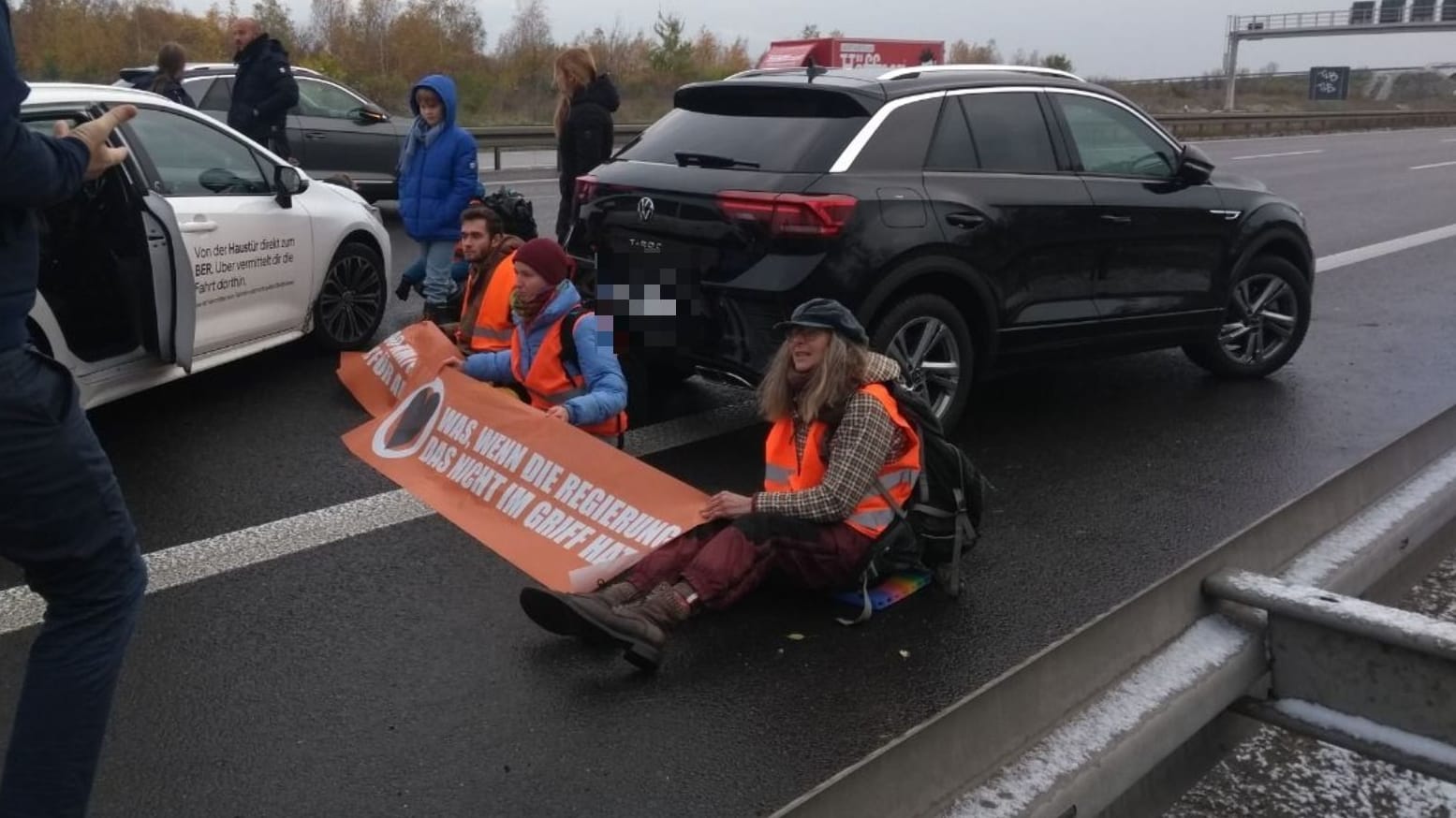 Aktivisten der Letzten Generation blockieren die A113: