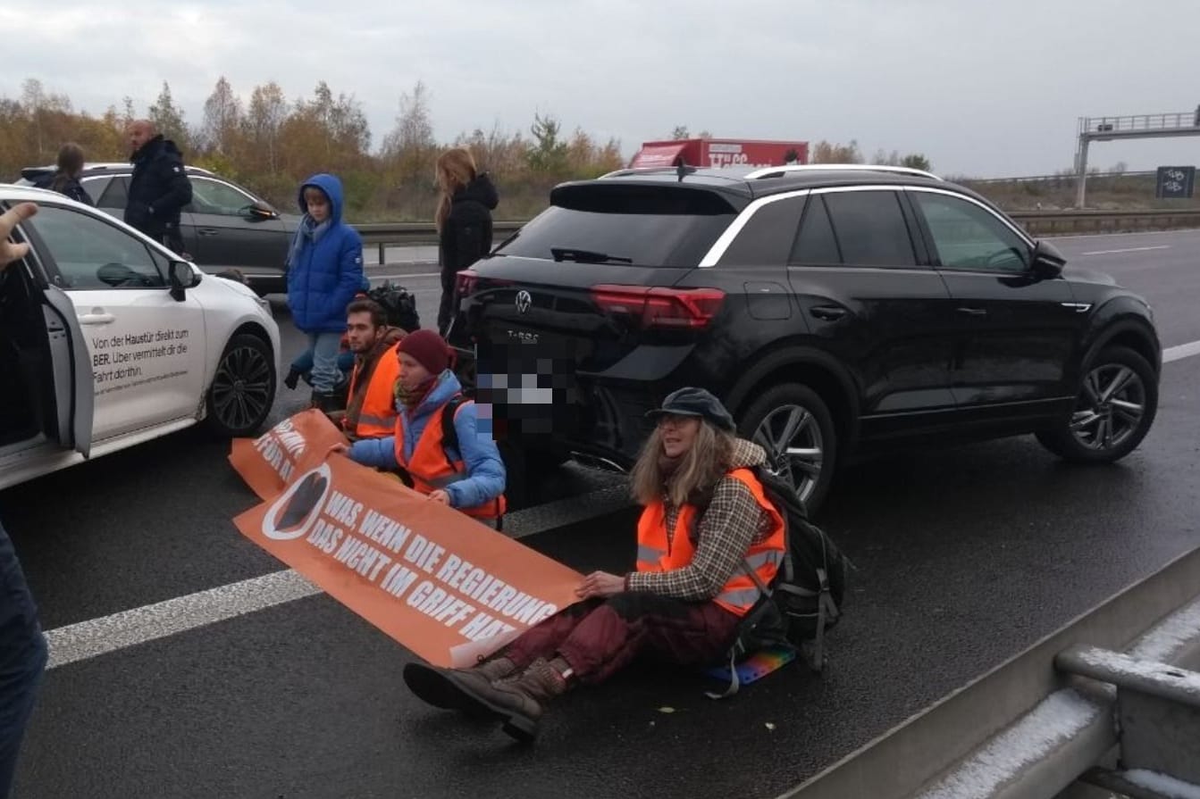 Aktivisten der Letzten Generation blockieren die A113: