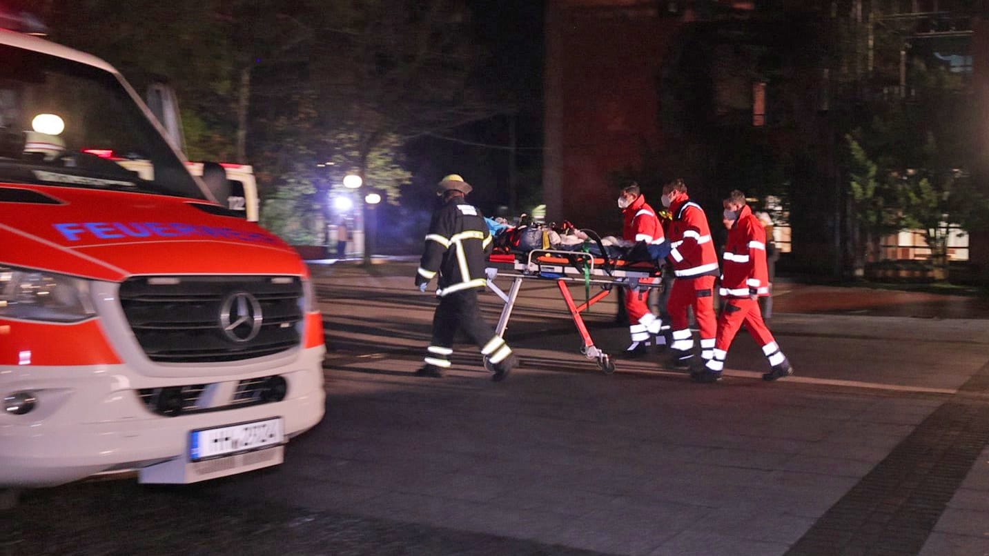 Rettungskräfte transportieren den jungen Mann auf einer Trage: Er klagte über Schmerzen am ganzen Körper. Rettungskräfte transportieren den jungen Mann auf einer Trage: Er klagte über Schmerzen am ganzen Körper.