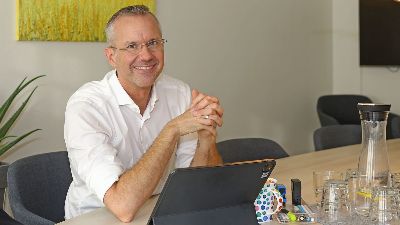 Nikolas Häckel beim Interview mit t-online: Seit 2015 ist der 48-Jährige Bürgermeister der Gemeinde Sylt.