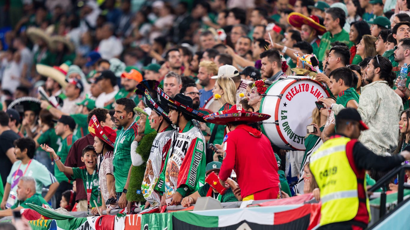Mexikos Fans dominierten im Stadion 974 gegen Polen am ersten Spieltag das Treiben auf den Rängen.
