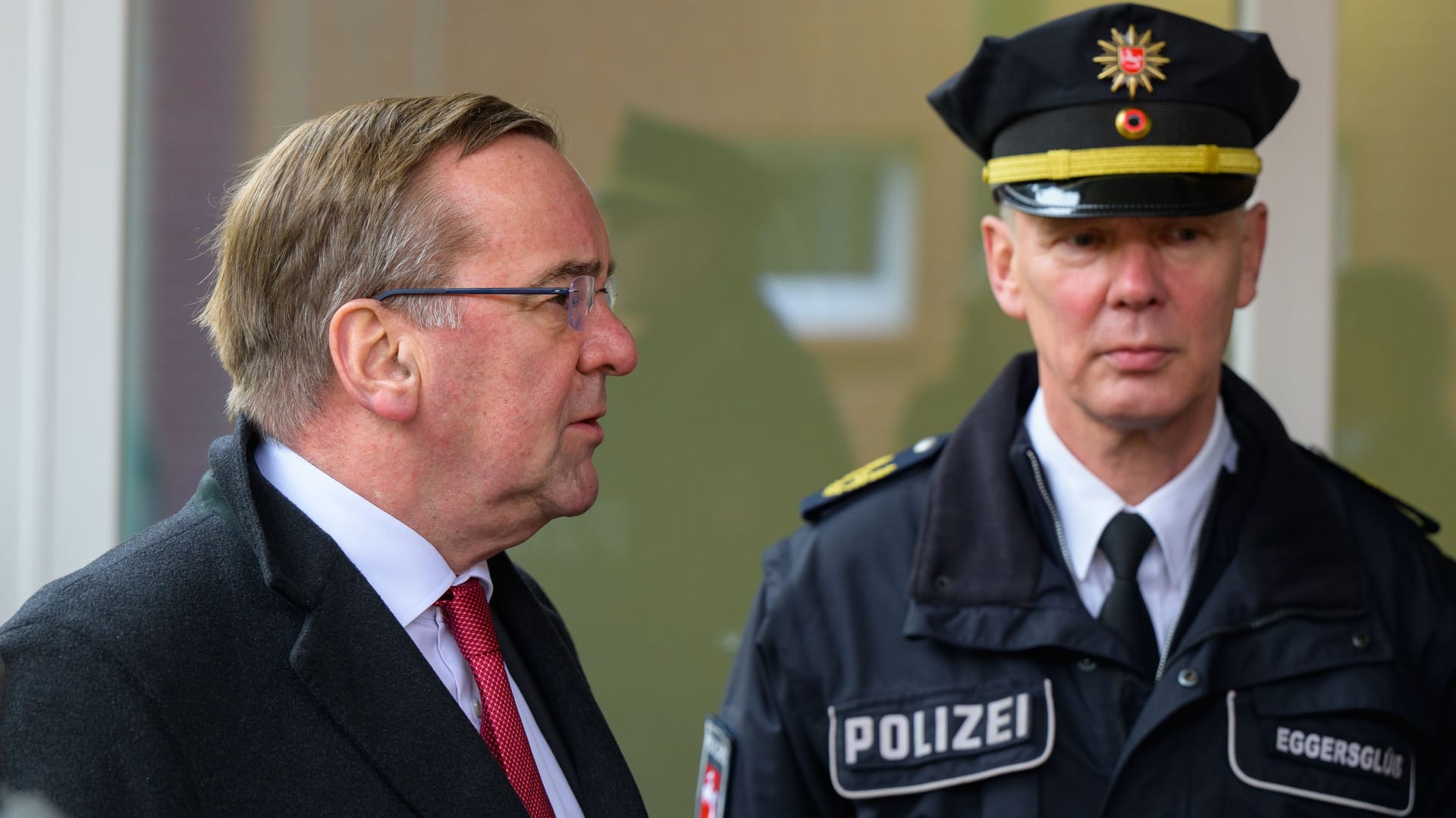 Boris Pistorius (SPD, l) mit Jens Eggersglüß, Polizeivizepräsident der Polizeiinspektion Lüneburg: Am Mittwoch hat der niedersächsische Innenminister das Ankunftszentrum Bad Fallingbostel besucht.