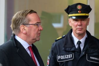 Boris Pistorius (SPD, l) mit Jens Eggersglüß, Polizeivizepräsident der Polizeiinspektion Lüneburg: Am Mittwoch hat der niedersächsische Innenminister das Ankunftszentrum Bad Fallingbostel besucht.