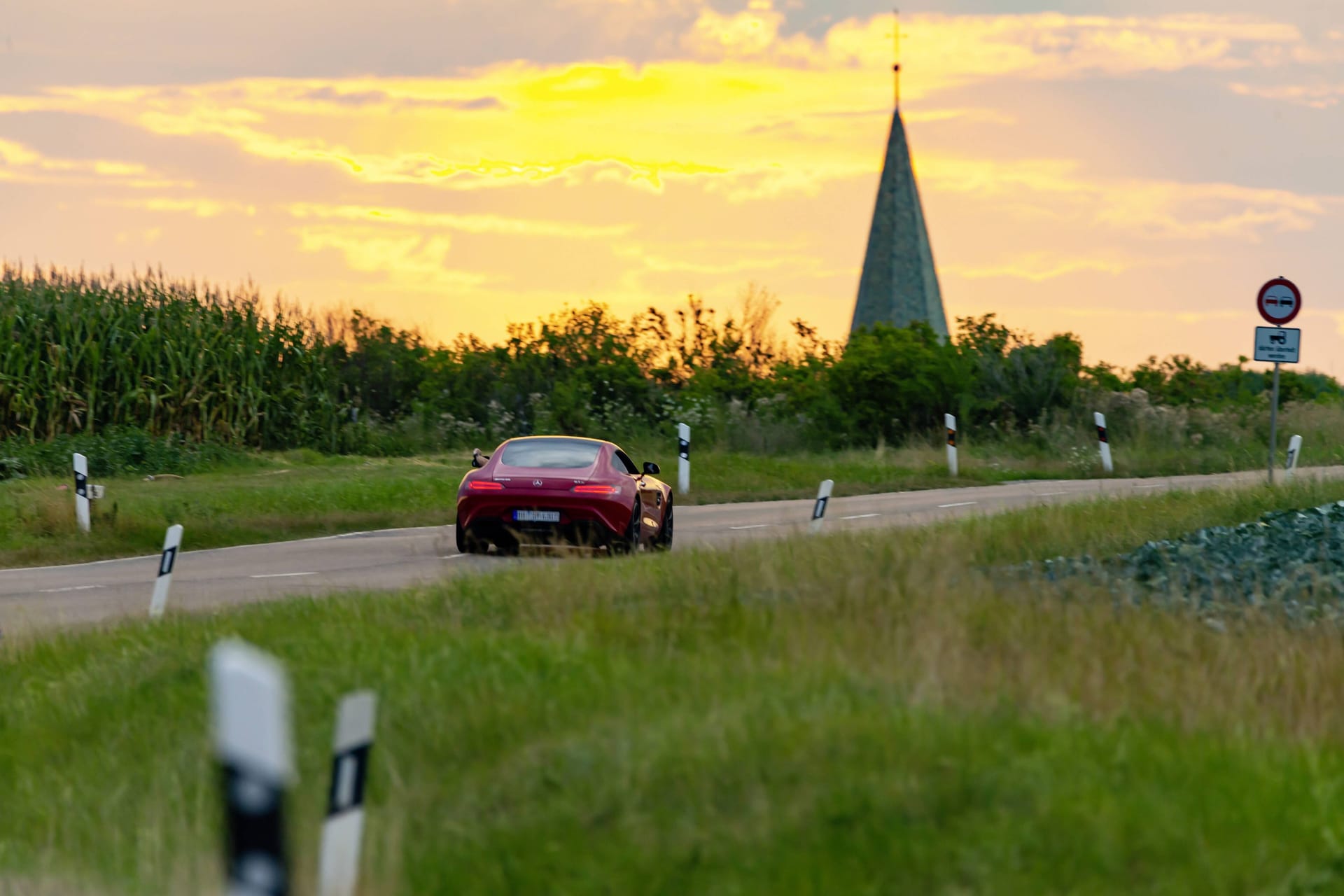 Sportwagen: Für Dienstfahrten sollen Kirchenvertreter ein Tempolimit einhalten.