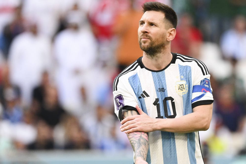 Lionel Messi träumt vom WM-Titel: Doch seine letzte Chance auf die Trophäe gerät zum Auftakt direkt in Gefahr.