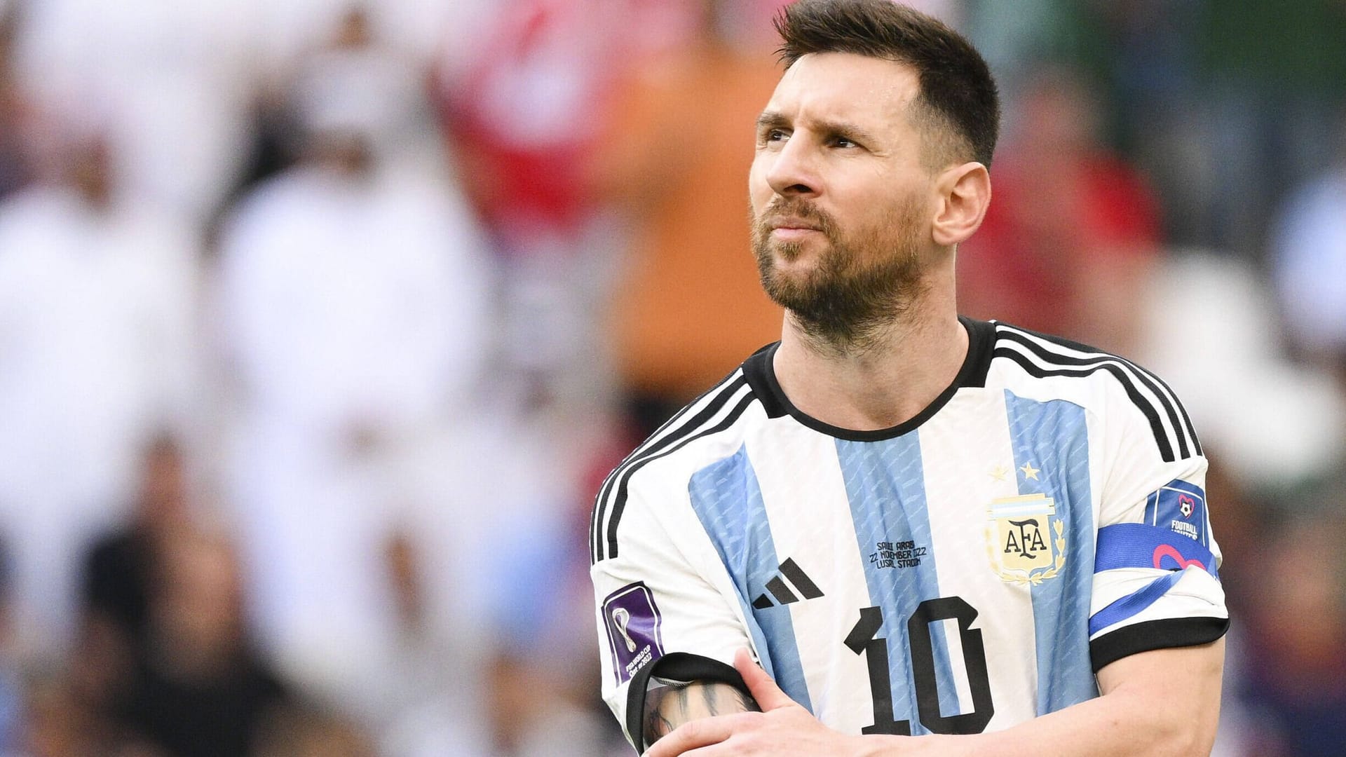 Lionel Messi träumt vom WM-Titel: Doch seine letzte Chance auf die Trophäe gerät zum Auftakt direkt in Gefahr.