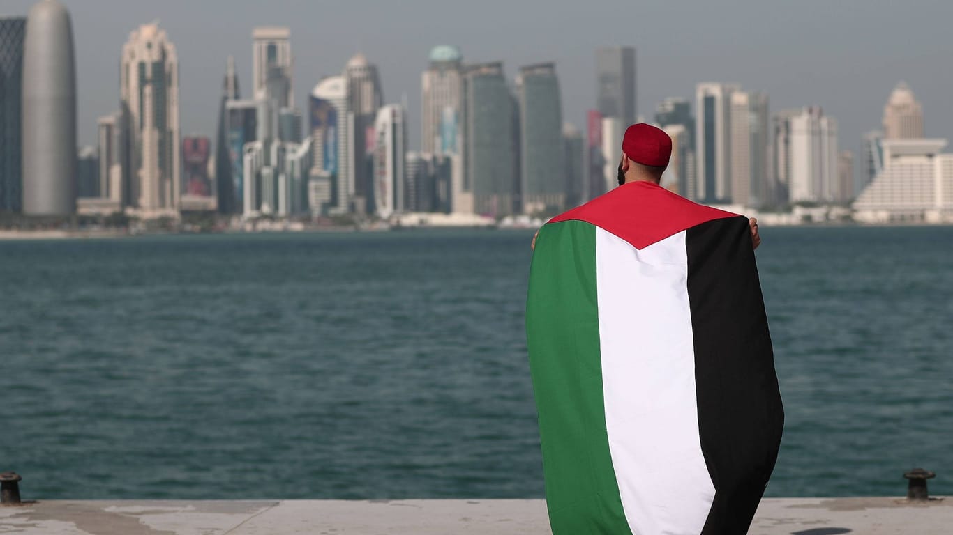 Mann mit Palästina-Flagge in Doha, Katar: Israelische Journalisten erleben im Golf-Staat oftmals Zurückweisung.