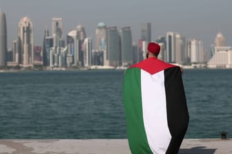 Mann mit Palästina-Flagge in Doha, Katar: Israelische Journalisten erleben im Golf-Staat oftmals Zurückweisung.