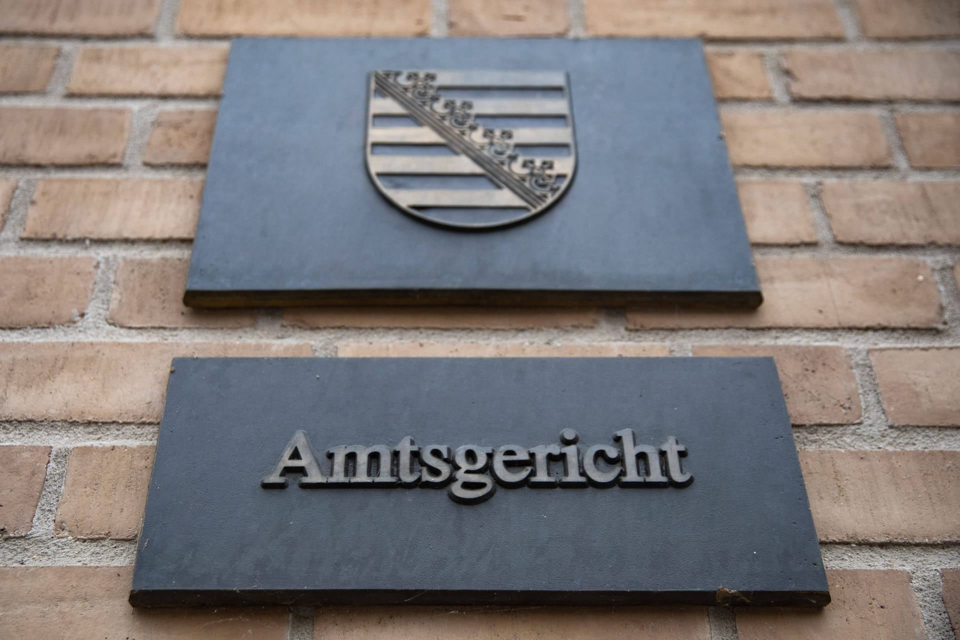 Schild am Amtsgericht Dresden (Archivfoto): Hier wurde am Donnerstag ein FDP-Politiker verurteilt.