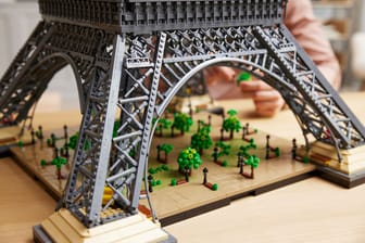 Der untere Teil des Lego-Eiffelturms: Fast 1,50 Meter hoch ist das Modell.