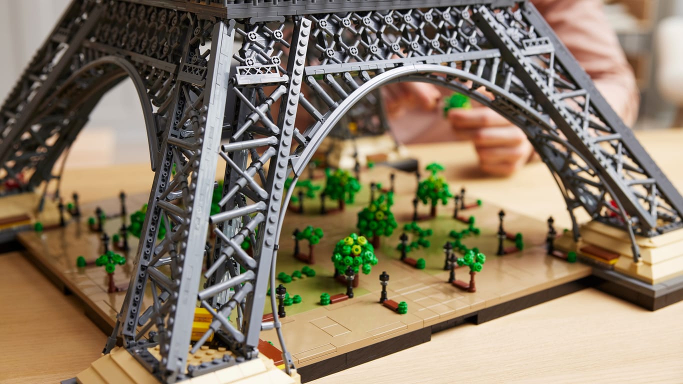 Der untere Teil des Lego-Eiffelturms: Fast 1,50 Meter hoch ist das Modell.