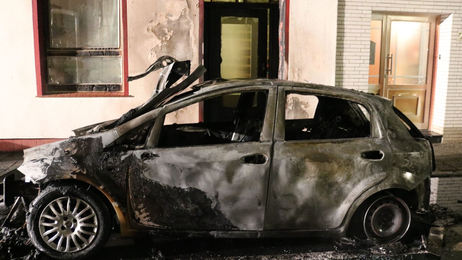 Brandort in Walle: Das Fahrzeug wurde durch die Flammen vollständig zerstört, auch eine Haustür fing kurzzeitig an zu brennen. Brandort in Walle: Das Fahrzeug wurde durch die Flammen vollständig zerstört, auch eine Haustür fing kurzzeitig an zu brennen.