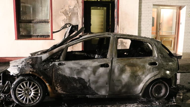 Brandort in Walle: Das Fahrzeug wurde durch die Flammen vollständig zerstört, auch eine Haustür fing kurzzeitig an zu brennen.