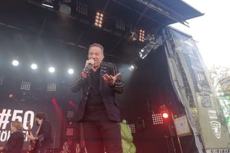 Der neue "Höhner-Sänger" Patrick Lück auf der Bühne am Heumarkt.
