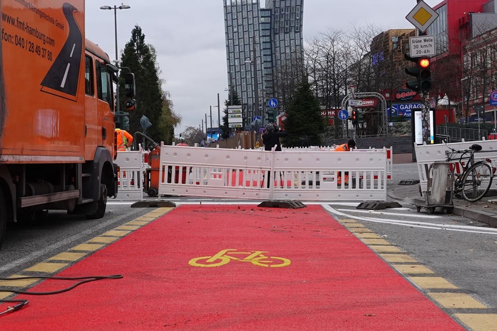 Die Reeperbahn erhält einen rot-markierten Fahrradweg.