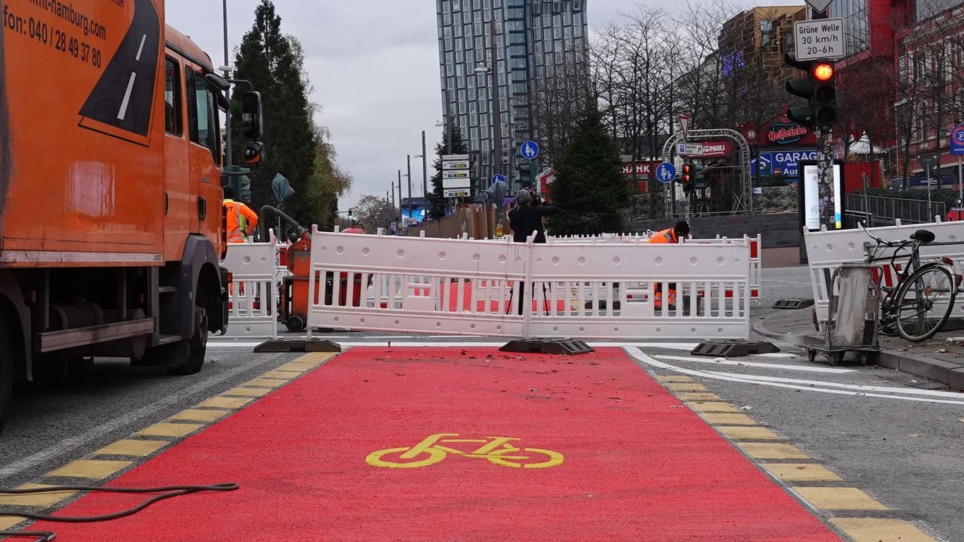 Die Reeperbahn erhält einen rot-markierten Fahrradweg.