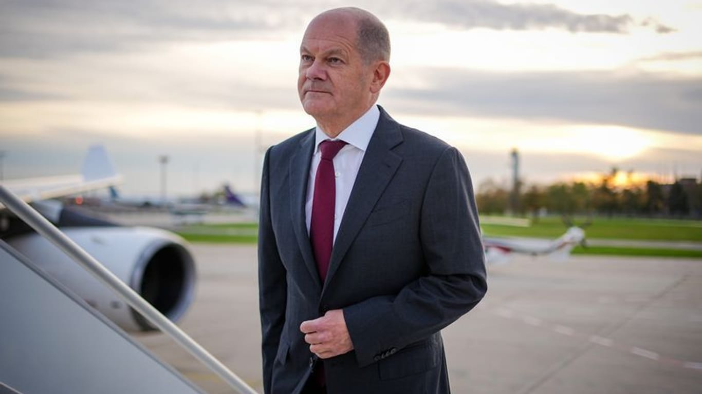 Bundeskanzler Olaf Scholz kommt für den Flug mit dem Airbus A340 der Luftwaffe zum Antrittsbesuch in China an.
