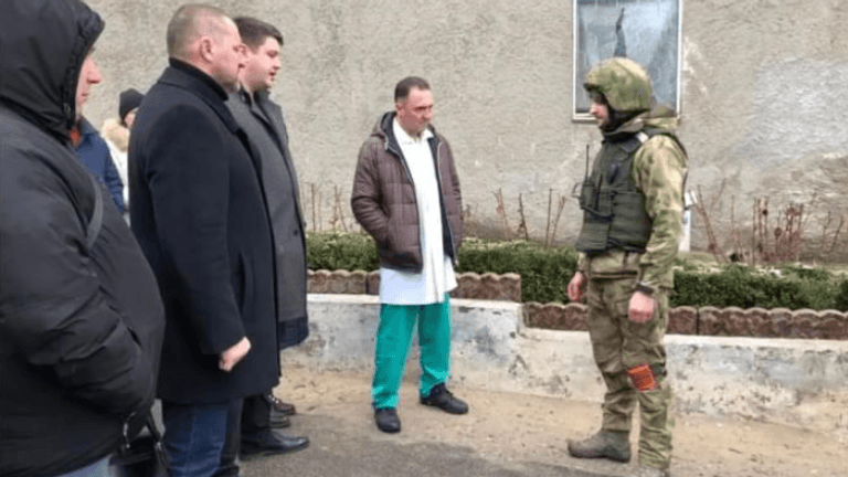 Kollaborateur Matsehora begrüßt einen russischen Soldaten.