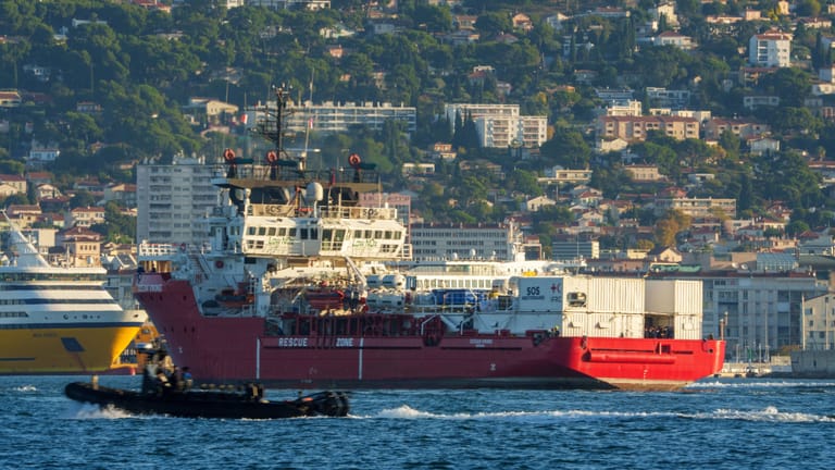 Rettungsschiff "Ocean Viking" vor der französischen Küste: Italien hatte eine Anlandung verweigert.