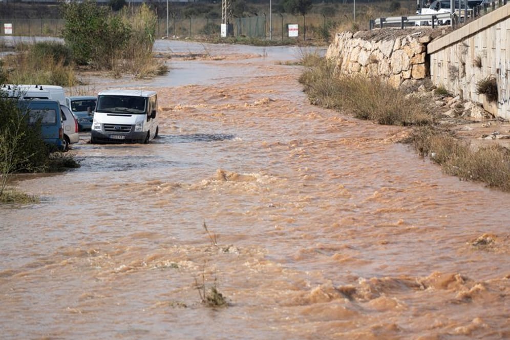 Spanien, Valencia: Ein überschwemmter Abschnitt der Ostautobahn, A-3. Bei Unwettern mit heftigen Regenfällen,