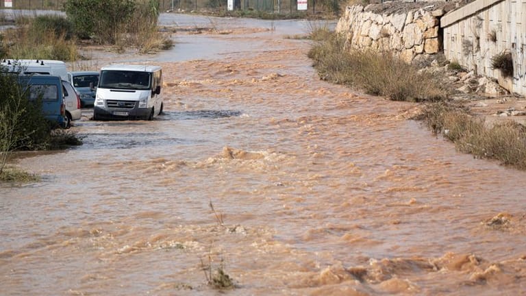 Spanien, Valencia: Ein überschwemmter Abschnitt der Ostautobahn, A-3. Bei Unwettern mit heftigen Regenfällen,