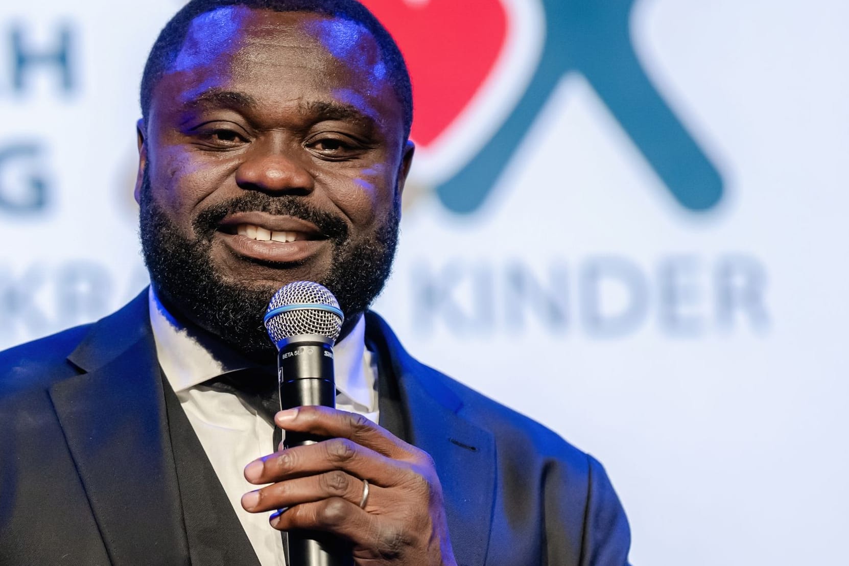 Gerald Asamoah: Der frühere DFB-Nationalspieler begrüßte erstmals nach drei Jahren wieder Gala-Gäste.