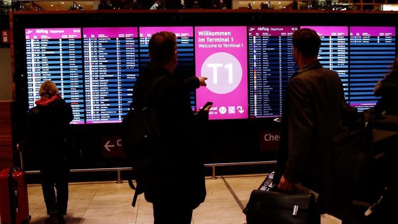 Fluggäste am Montagabend auf dem Flughafen BER: Zwischenzeitlich wurde der Flugverkehr eingestellt.