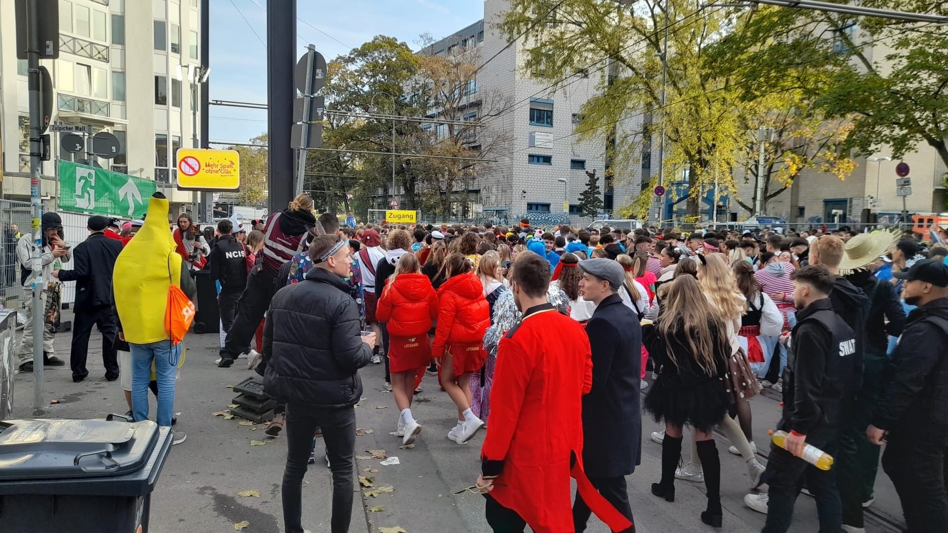 Die Zülpicher Straße: Am Eingang zur Partymeile an der Dasselstraße knubbeln sich die Menschen. Bisher ist die Lage ruhig.