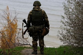 Ein russischer Soldat auf der östlichen Seite des Dnipro in der Ukraine.