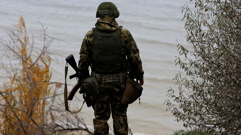 Ein russischer Soldat auf der östlichen Seite des Dnipro in der Ukraine.