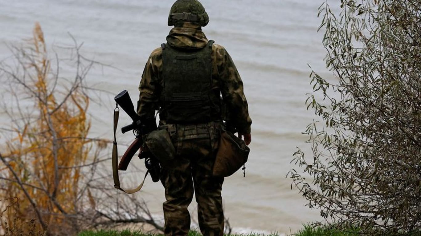 Soldato russo sulla sponda orientale del fiume Dnipro in Ucraina.