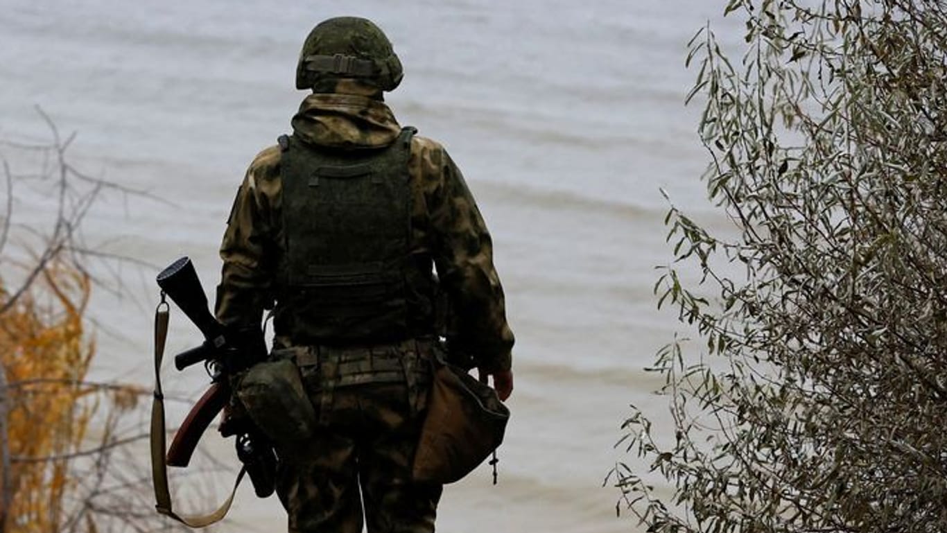 Ein russischer Soldat auf der östlichen Seite des Dnipro in der Ukraine.