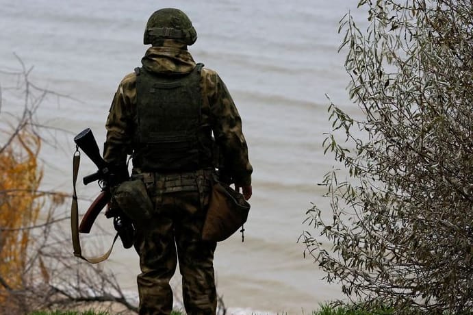 Ein russischer Soldat auf der östlichen Seite des Dnipro in der Ukraine.